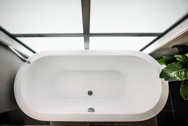 Fiberglass tub repair or replacement? - America Refinishing Pros