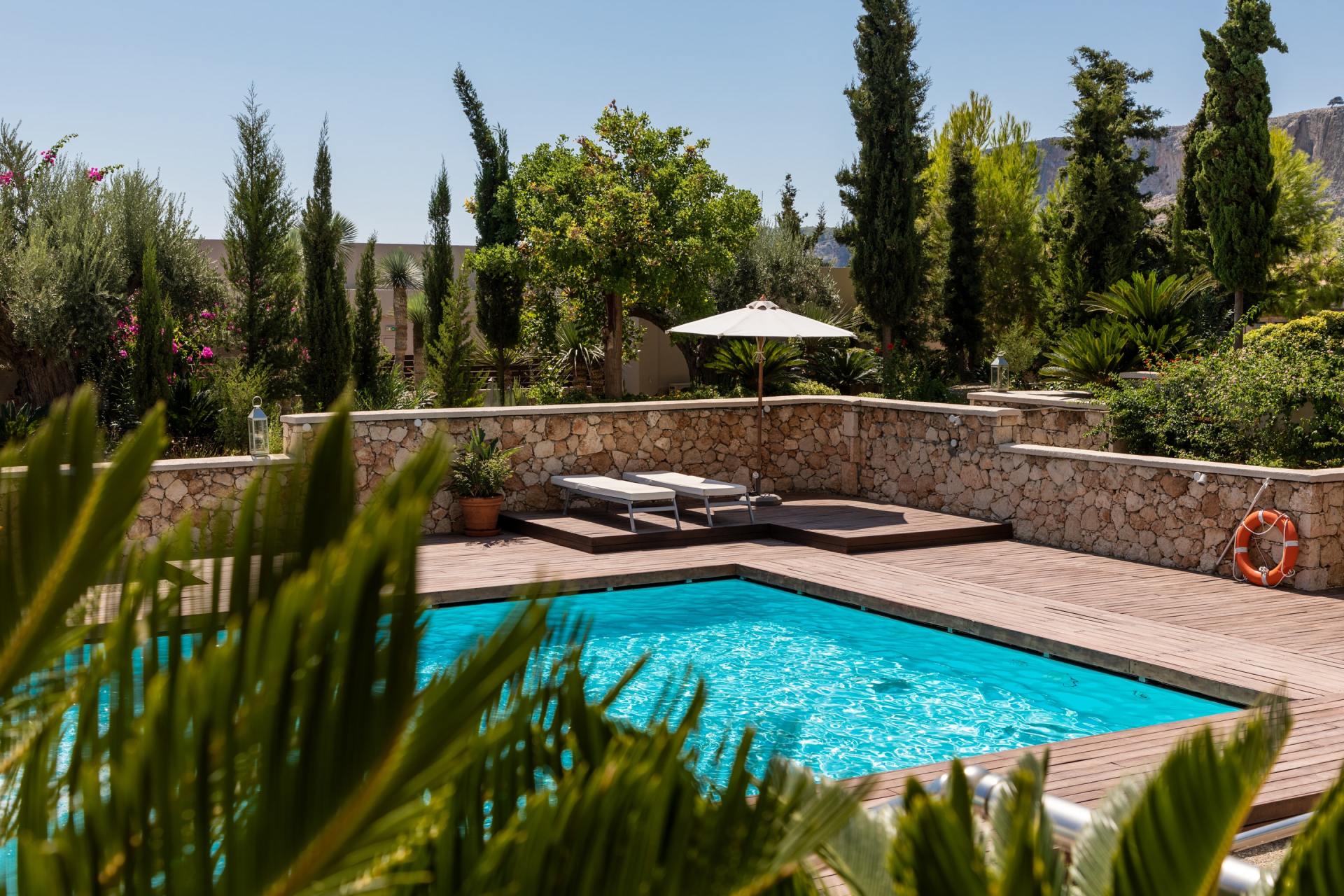 Enhancing Your Pool Experience: Must-Have Features for a Luxurious Swimming Pool