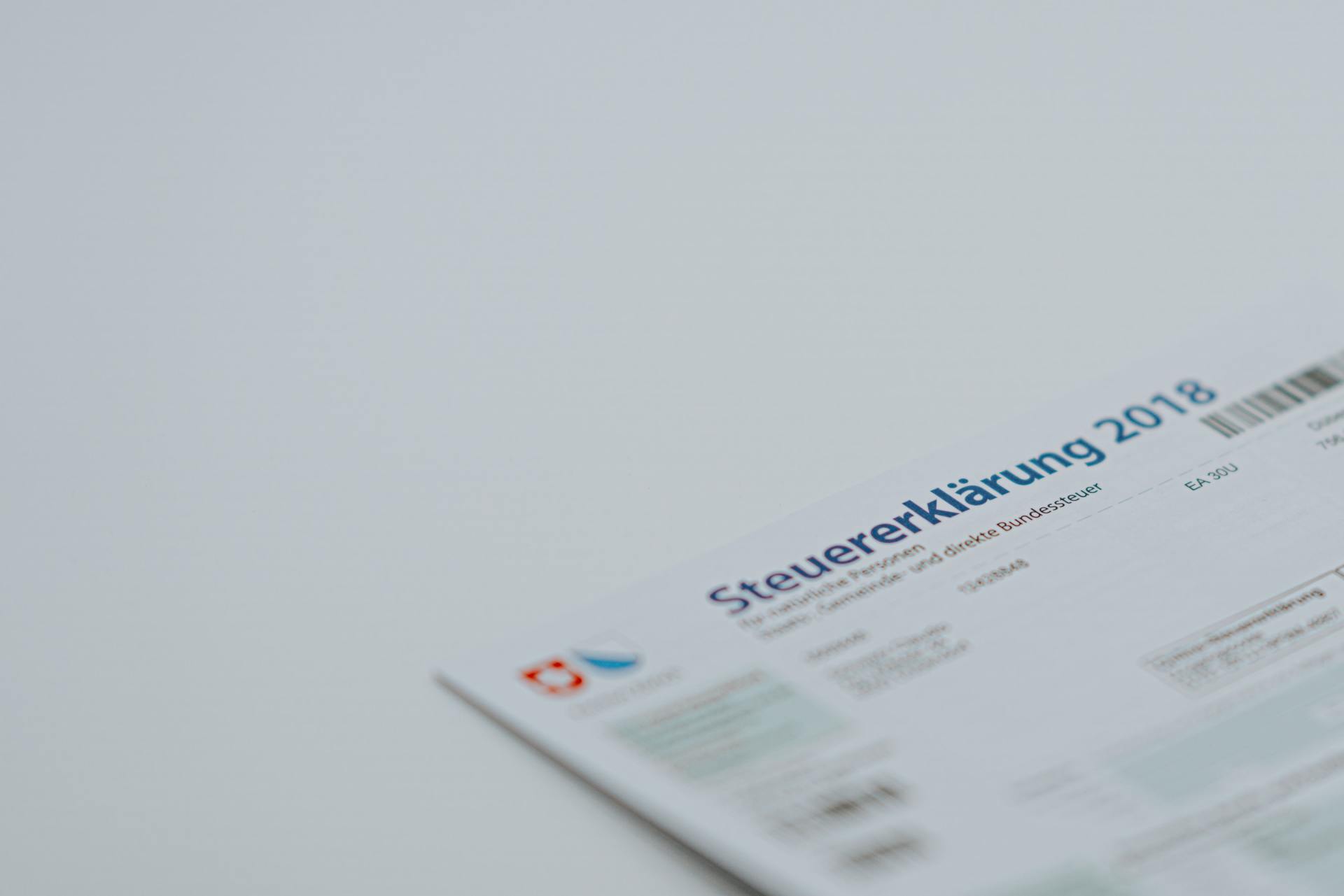Un primo piano di un pezzo di carta su cui è scritto steuererklärung 2018