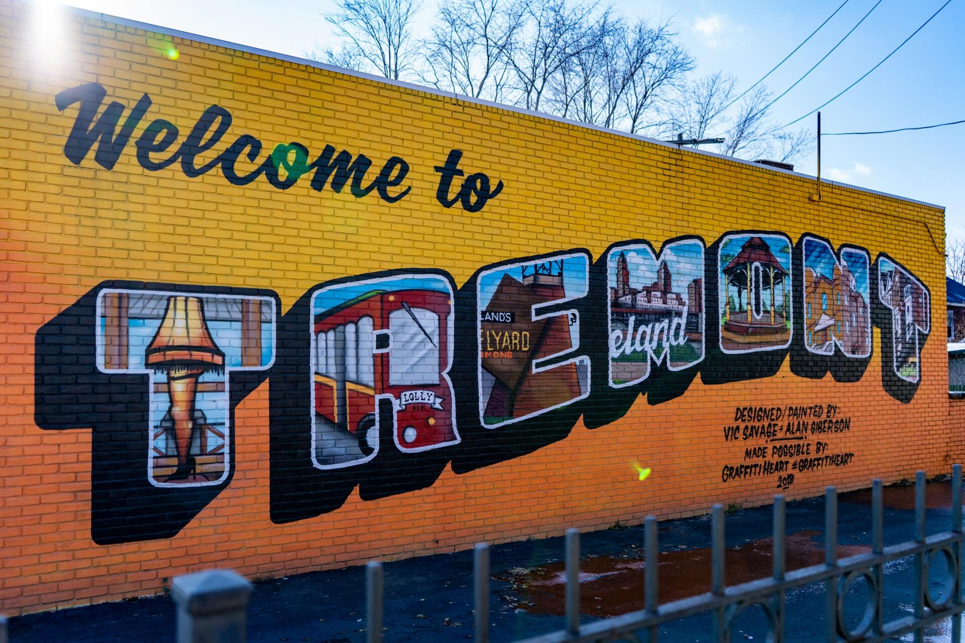 A brick wall with graffiti on it that says `` welcome to tremont ''.