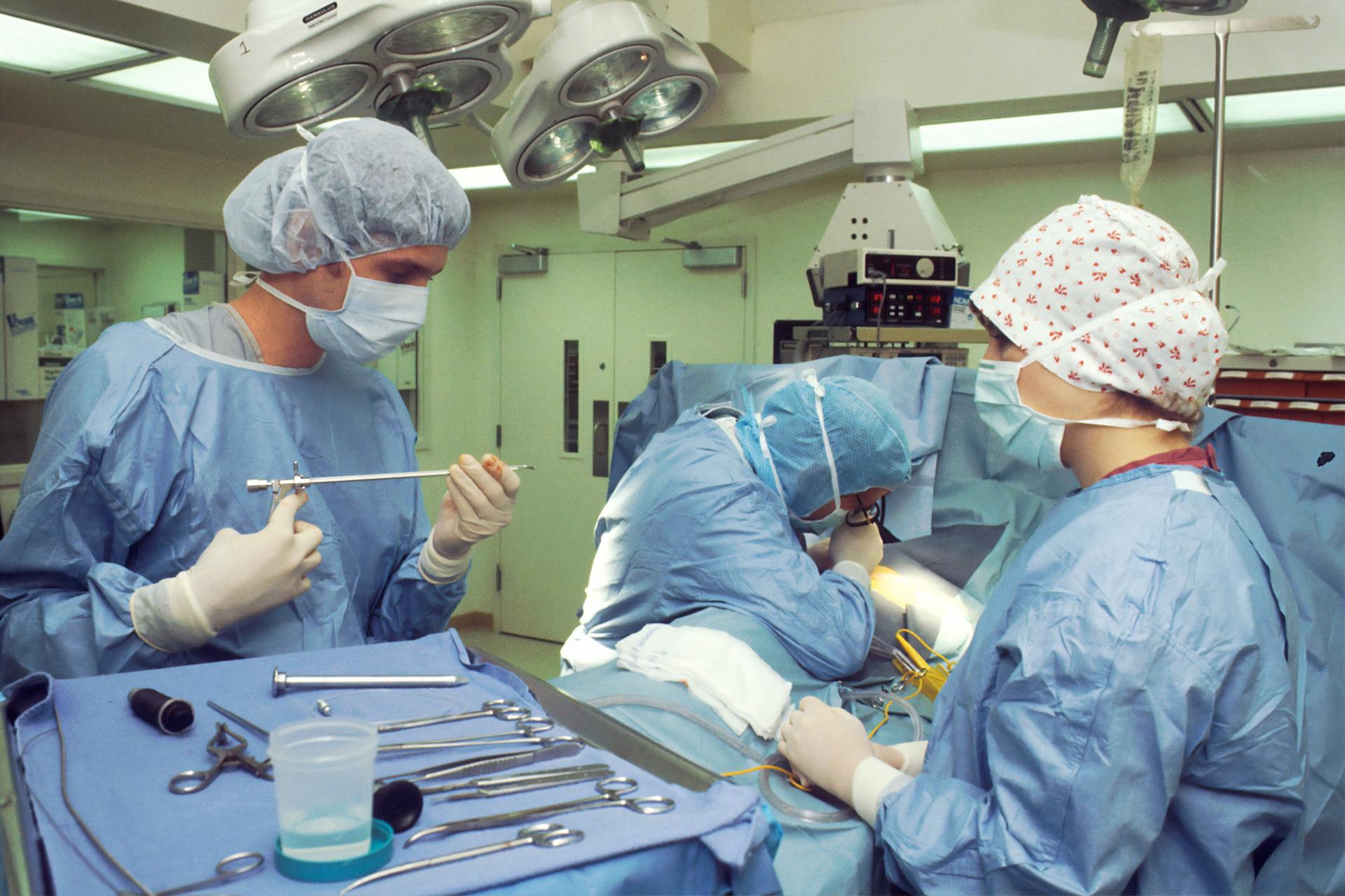 nhs-nurses-docture-surgeon-operating-theatre