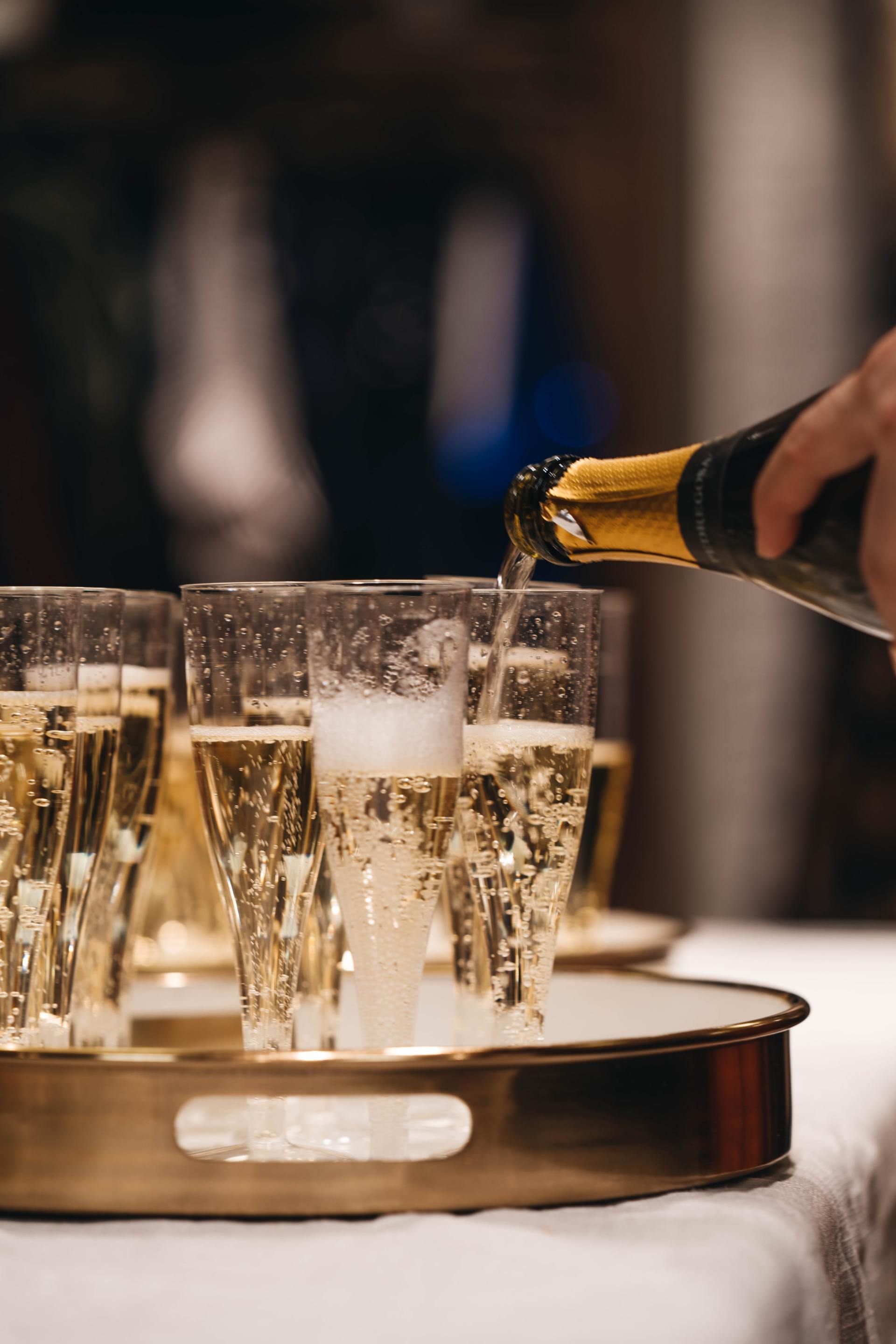 champagne versato in flutes
