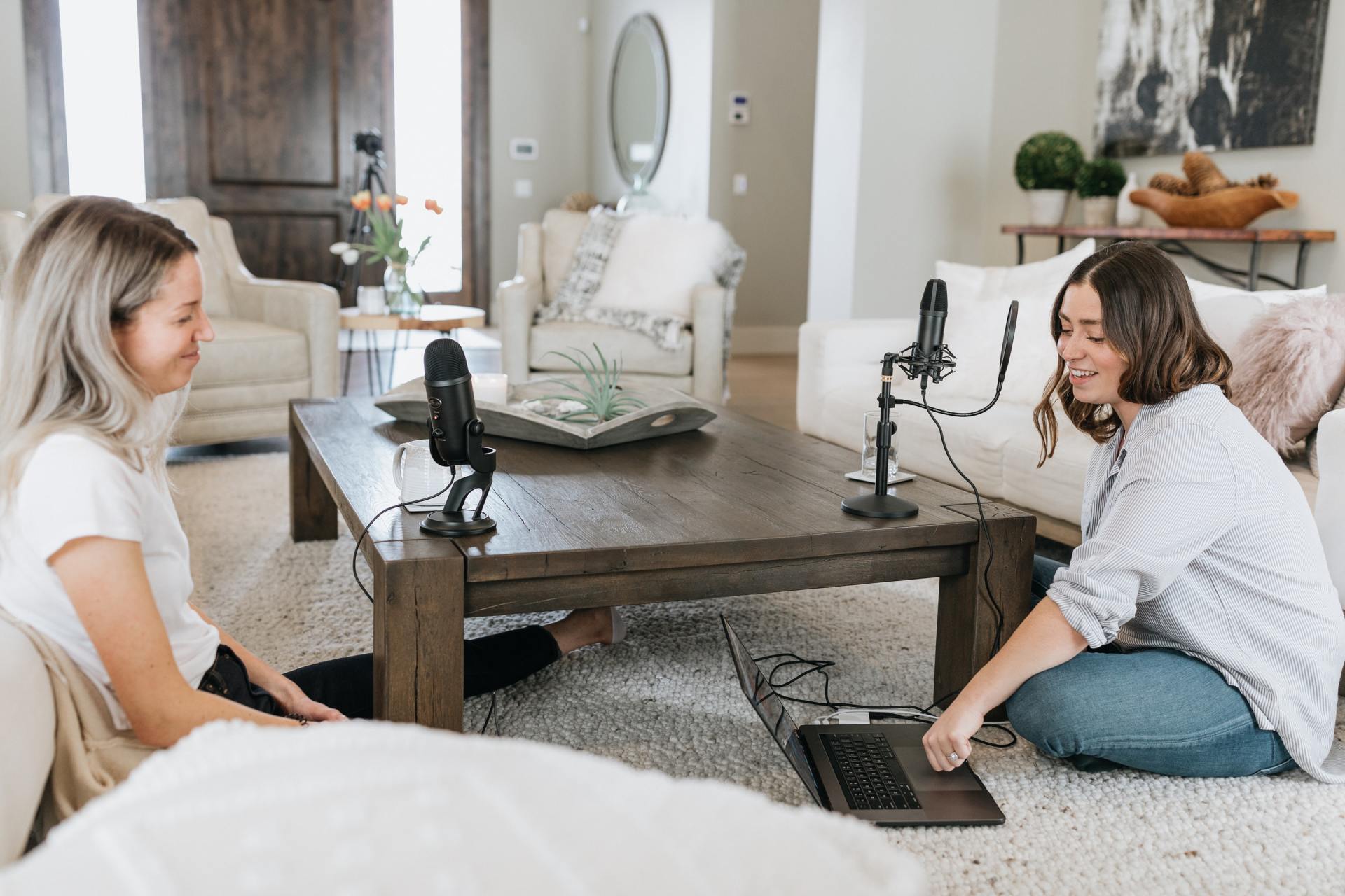Mulheres gravando podcast sentadas na sala de casa