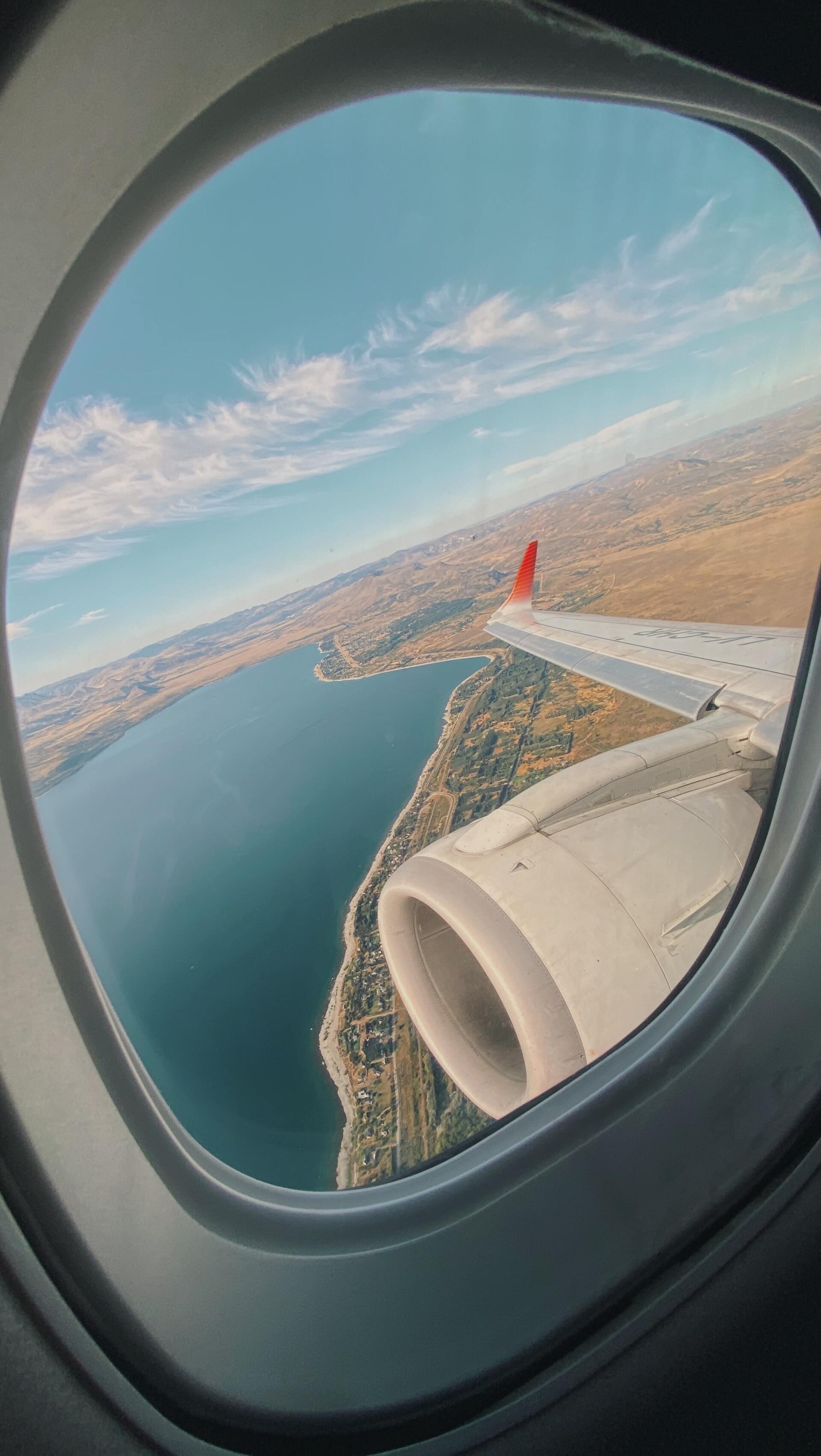 Ein Blick auf einen See aus einem Flugzeugfenster.