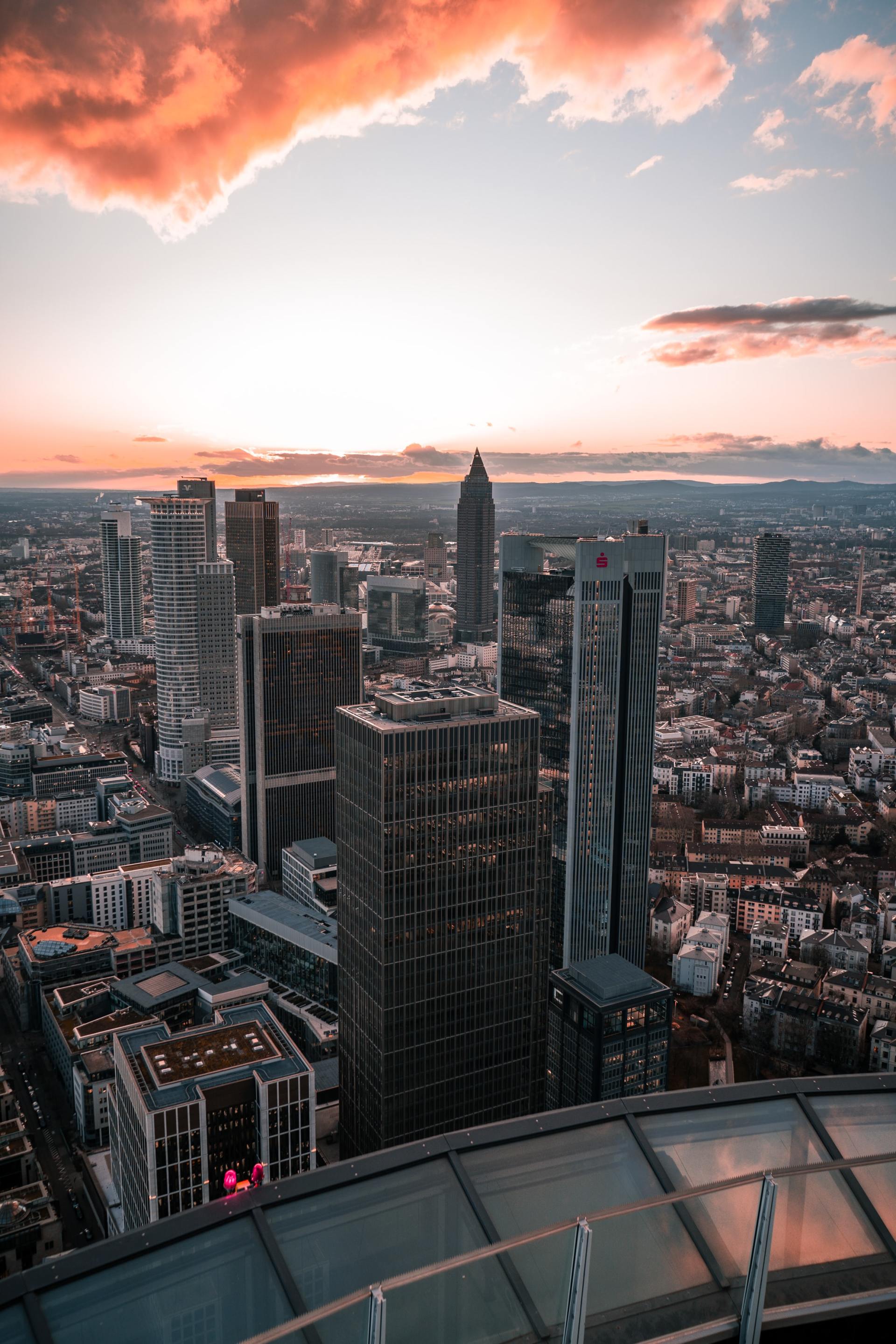 Een luchtfoto van de skyline van een stad bij zonsondergang.