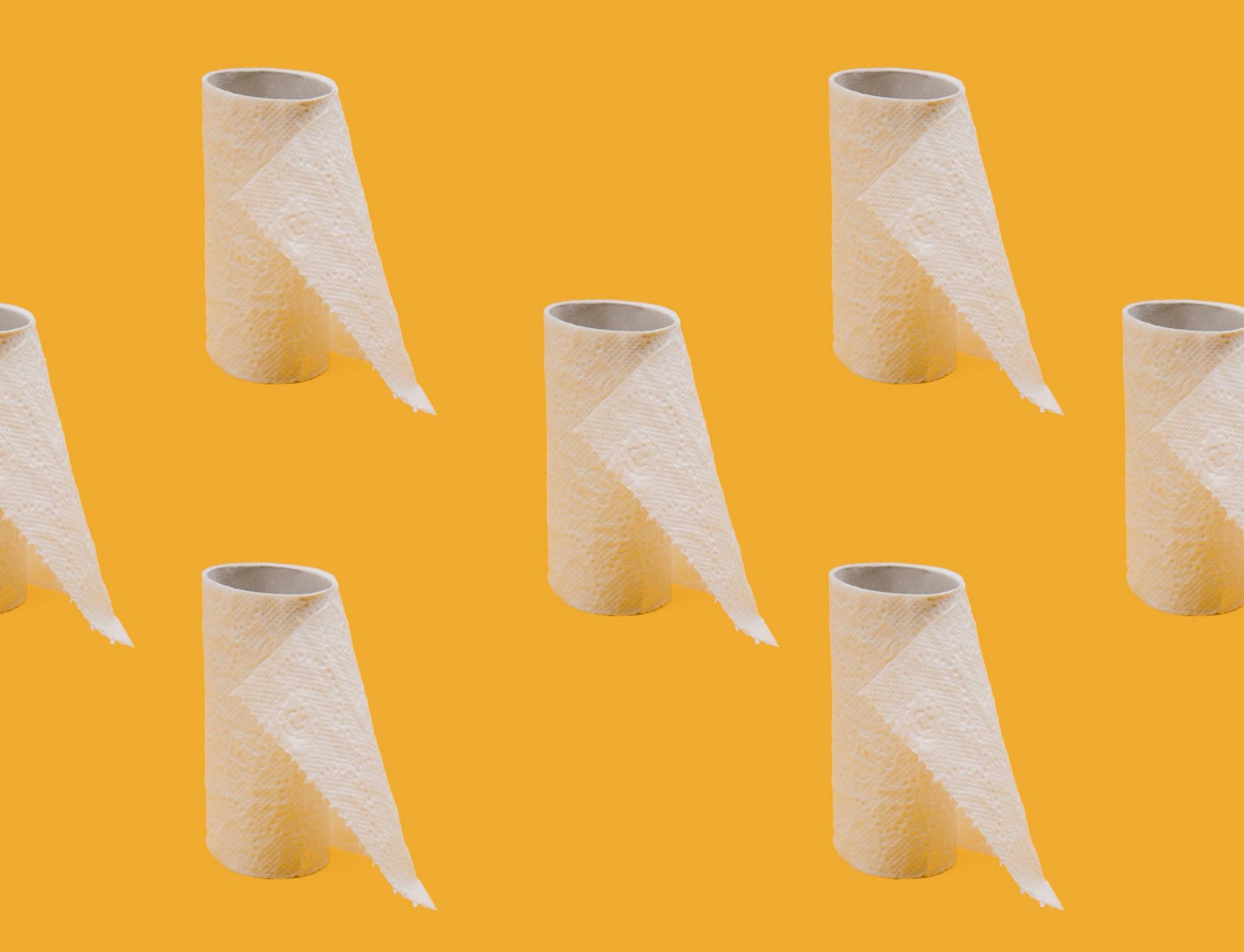 Rouleaux de papier toilettes sur fond jaune