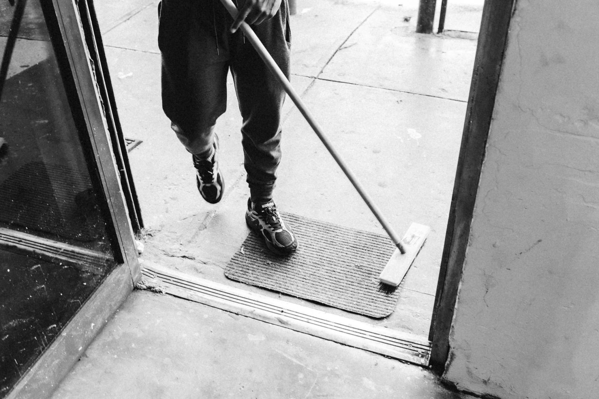 homme avec un balais