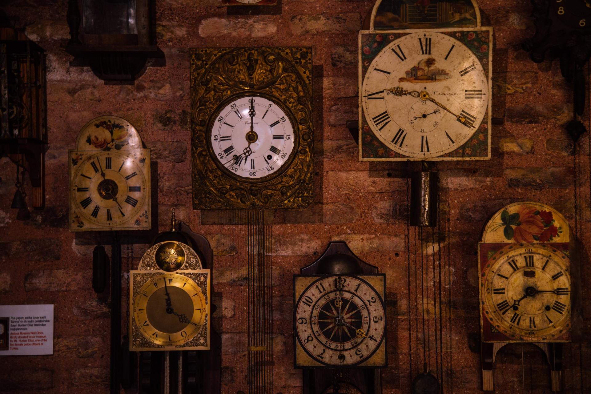 Нужны старые часы. Grandfather Clock часы. History Clock. Старинные часы стене Гилими. Несколькими часами ранее.