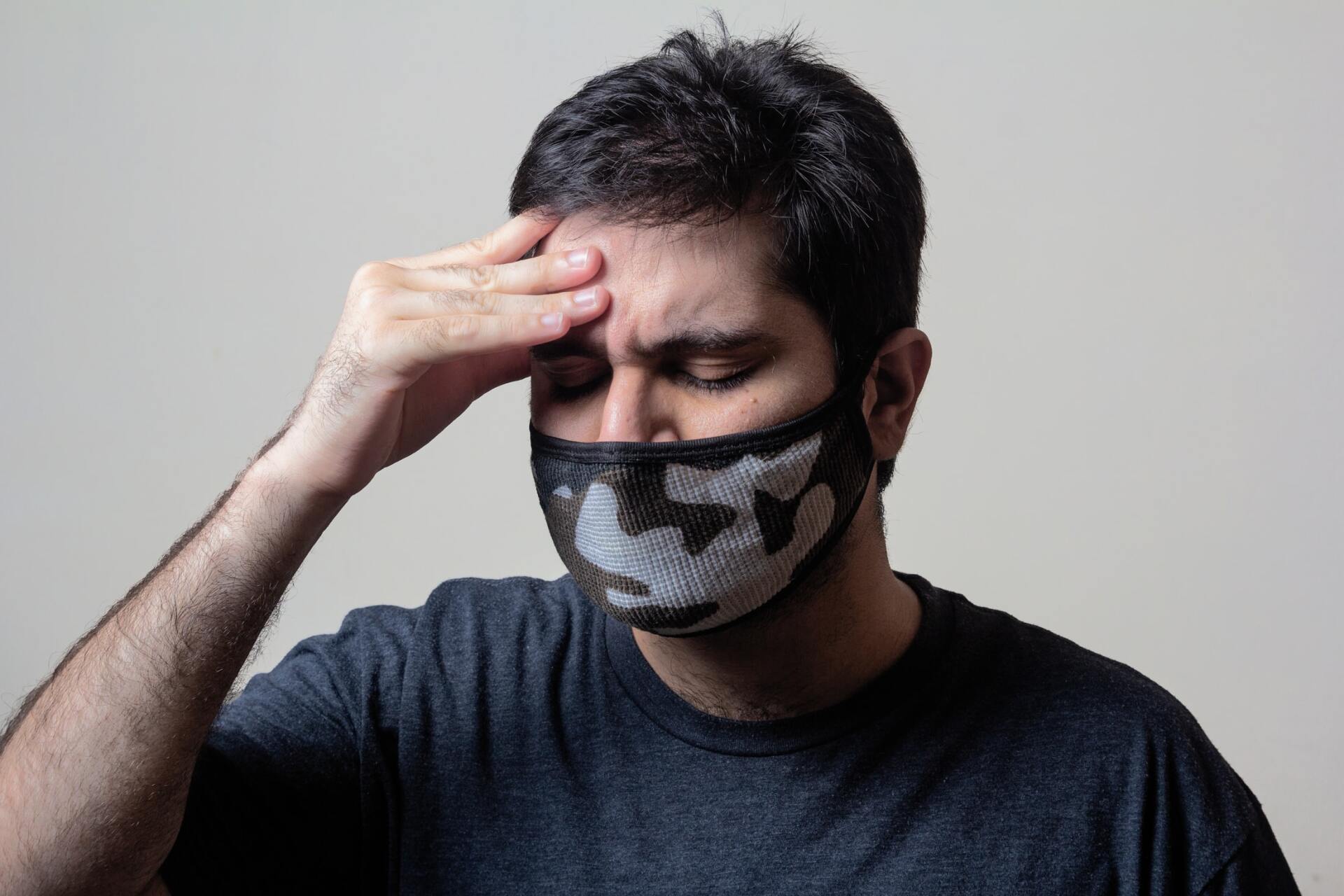 Picture of a man with a headache and how chiropractic adjustments relieve headaches