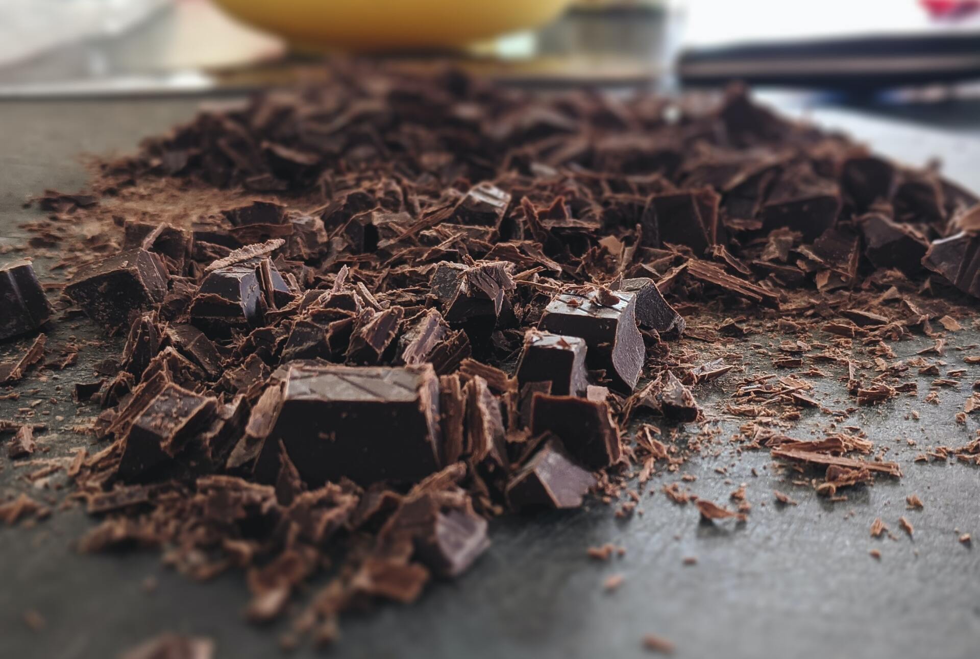 un mucchio di pezzi di cioccolato su un tavolo