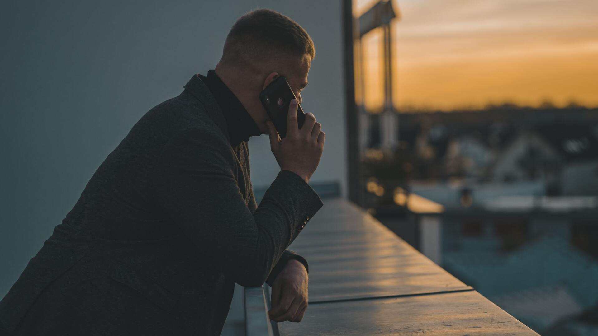 homme qui téléphone sur un balcon