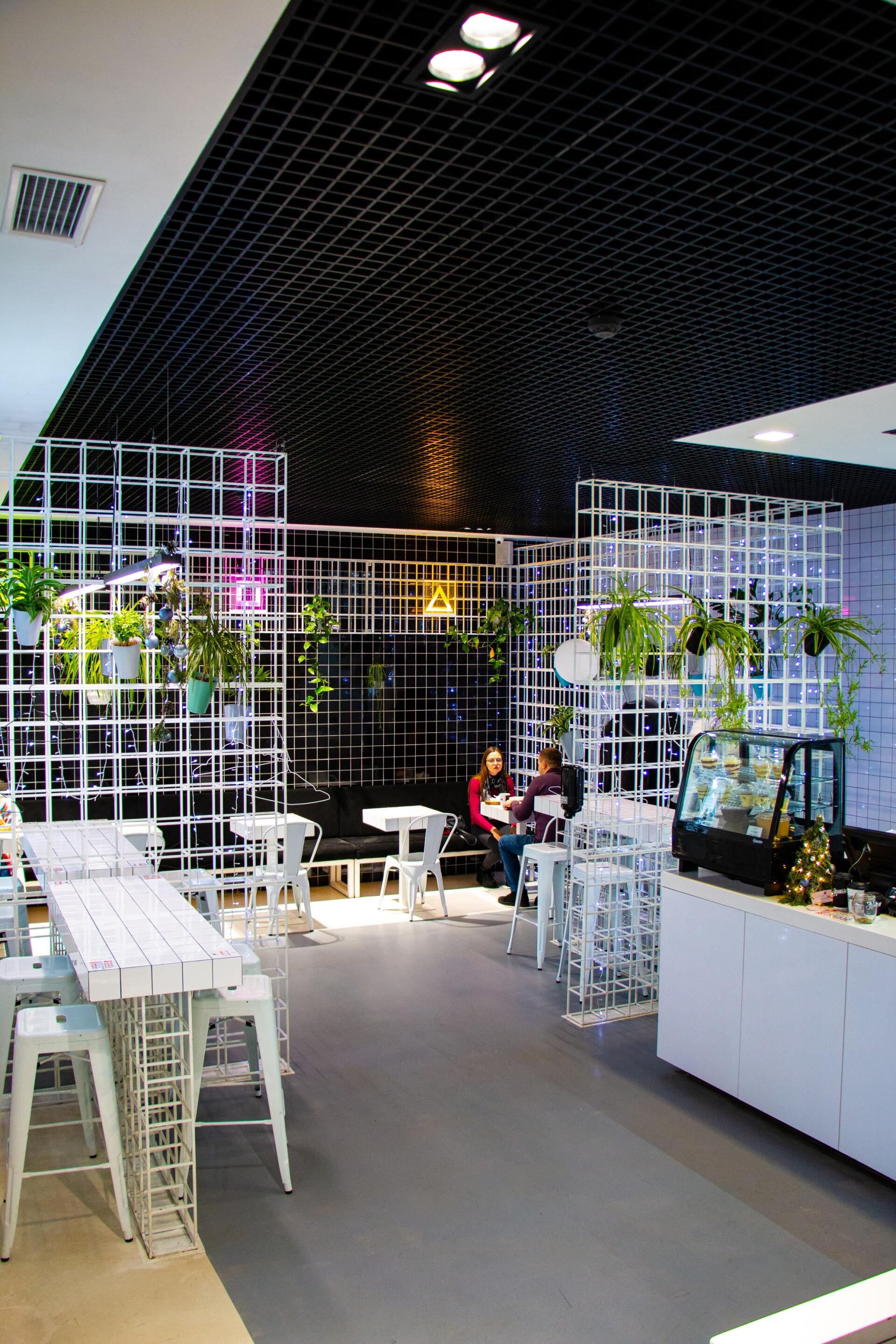 A group of people are sitting at tables in a restaurant.